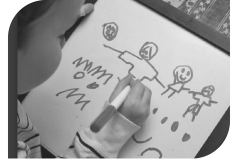 Niño realizando un dibujo con marcadores durante un test proyectivo