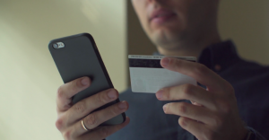 Revisar el celular de tu pareja es violencia?