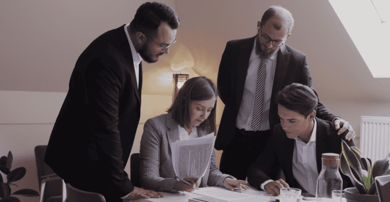 Asesores legales revisando un expediente judicial en una reunión