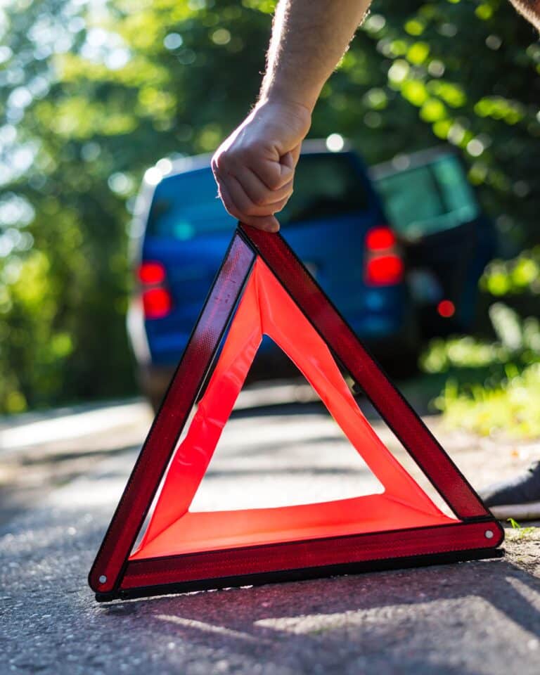 Triángulo de seguridad vial colocado tras un accidente de tránsito