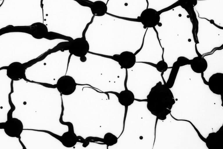 Red de manchas de tinta negra conectadas entre sí, imagen abstracta que representa los test proyectivos