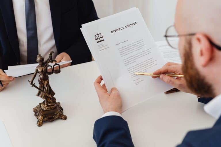 Abogados revisando un documento legal para impugnar un informe