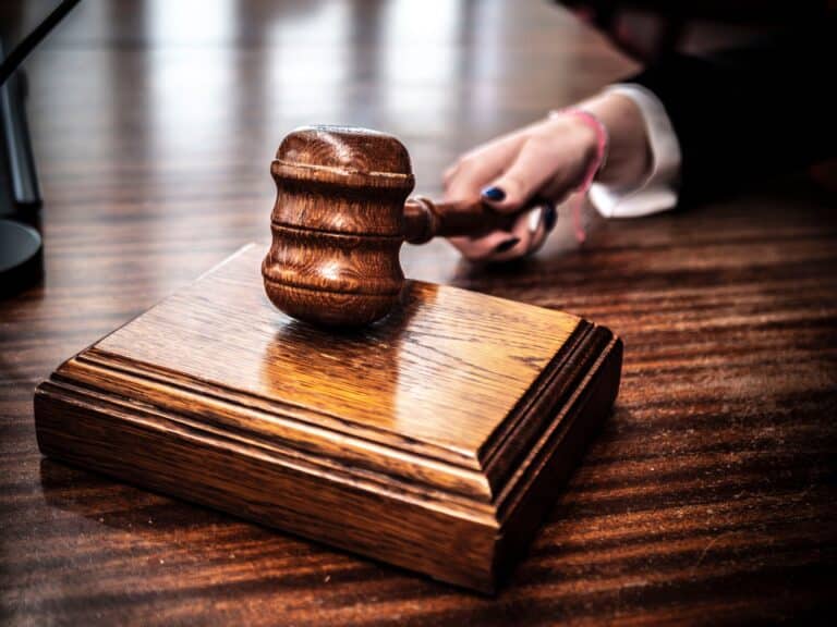 Mazo de juez sobre el escritorio durante un juicio oral