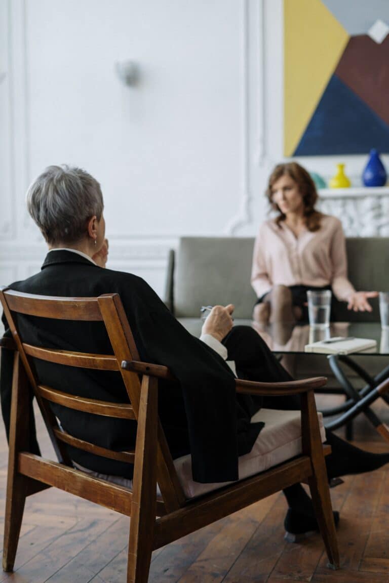 Consulta profesional entre dos personas en un consultorio