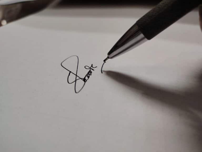 Primer plano de una firma manuscrita realizada con lapicera, para pericia caligráfica