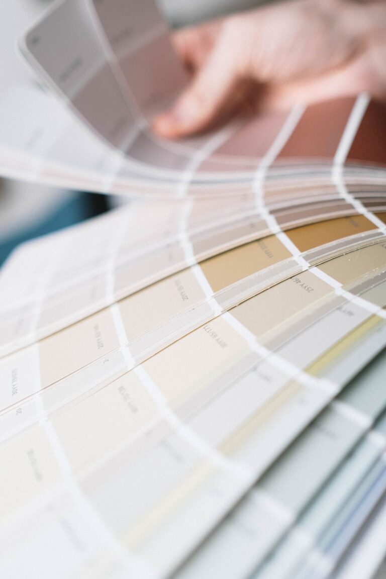 Persona seleccionando tonos de una paleta de colores, en referencia al test de colores de Lüscher