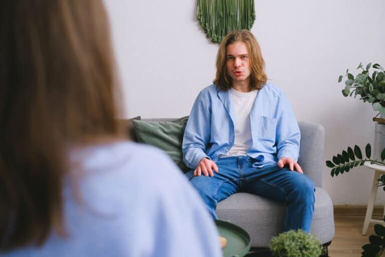 Paciente conversando con su psicóloga durante una consulta confidencial en un consultorio